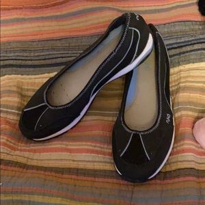 Size 12M Navy Ryka Flata